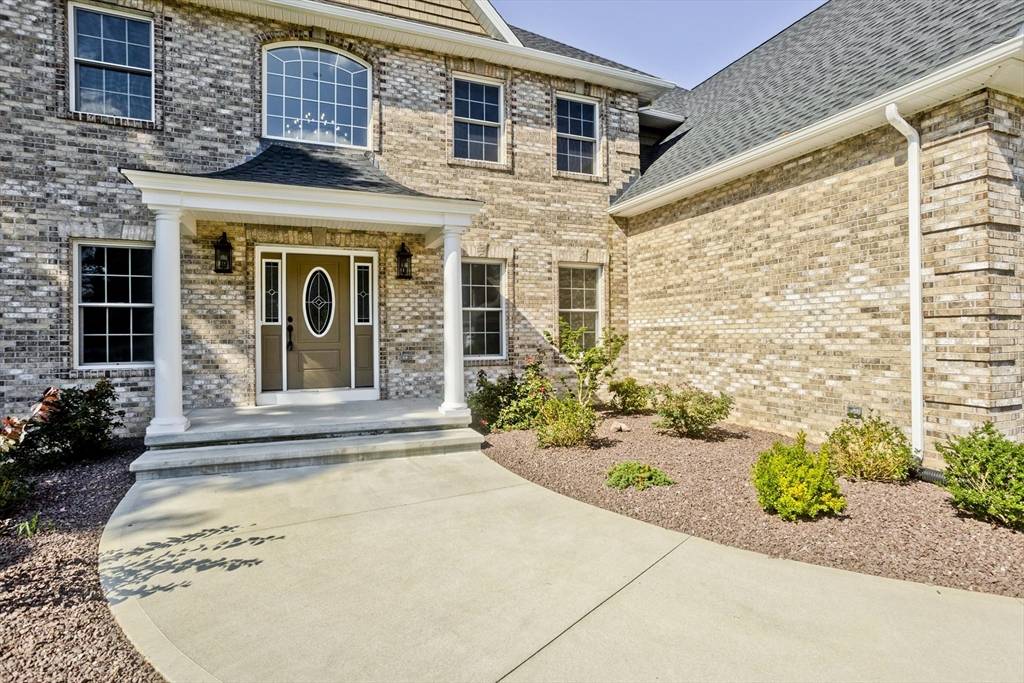 Wilbraham, MA 01095,5 Briar Cliff Drive