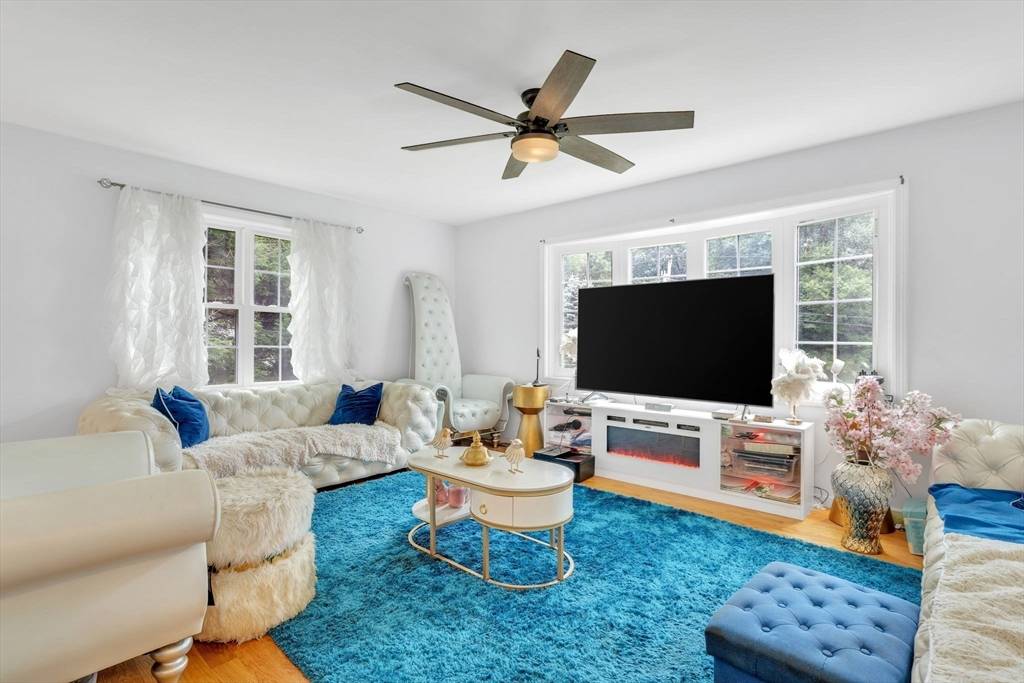 15 Bailey St Agawam, MA 01001
