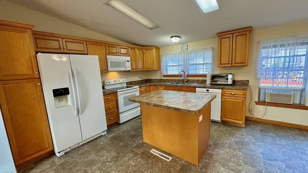 Palmer, MA 01069,13 Quaboag Valley Coop St.