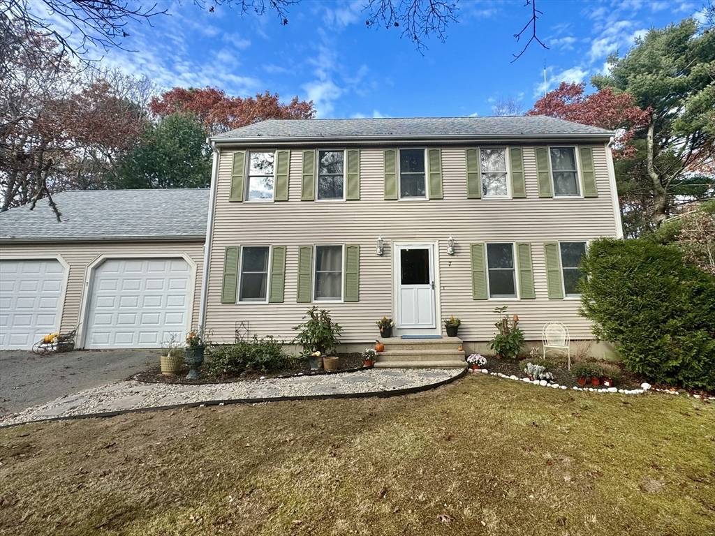 Bourne, MA 02562,7 Oakwood Dr