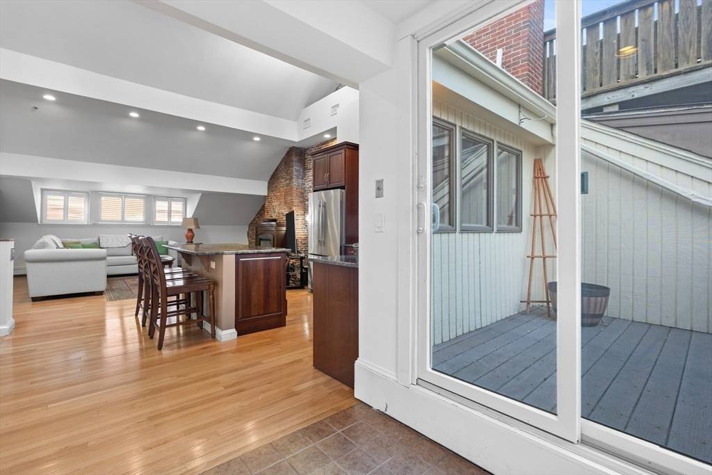 Boston, MA 02114,32 Temple Street #PH