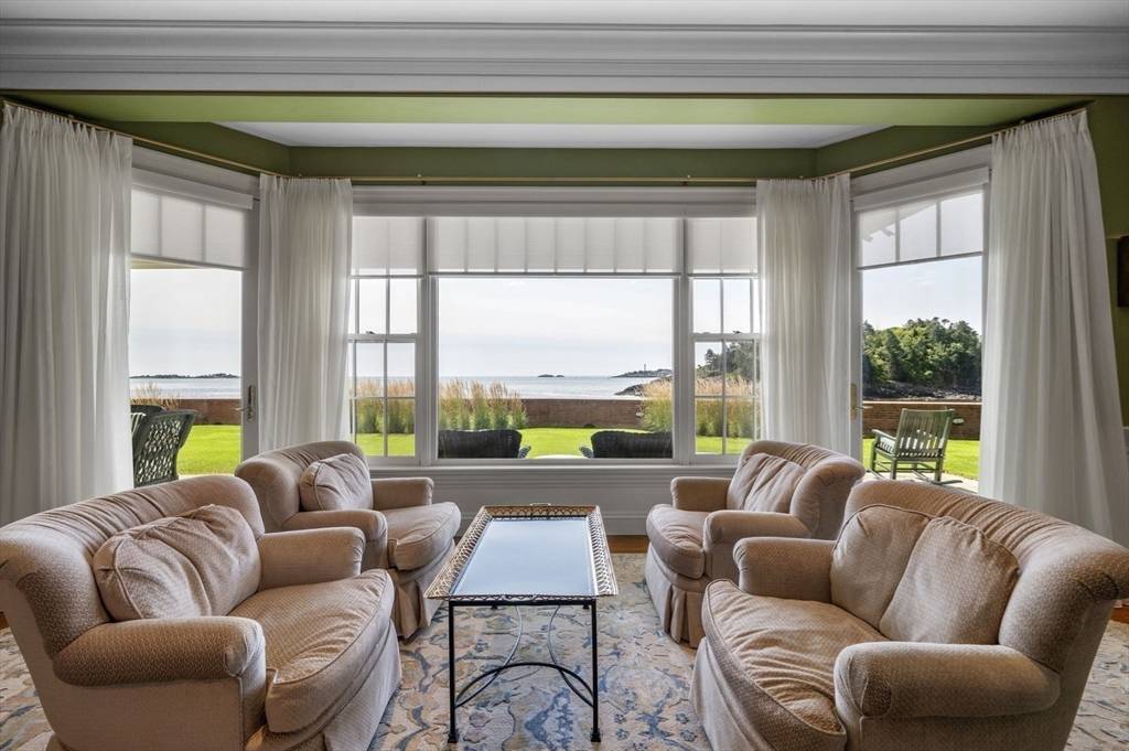 17 Crowninshield Road Marblehead, MA 01945