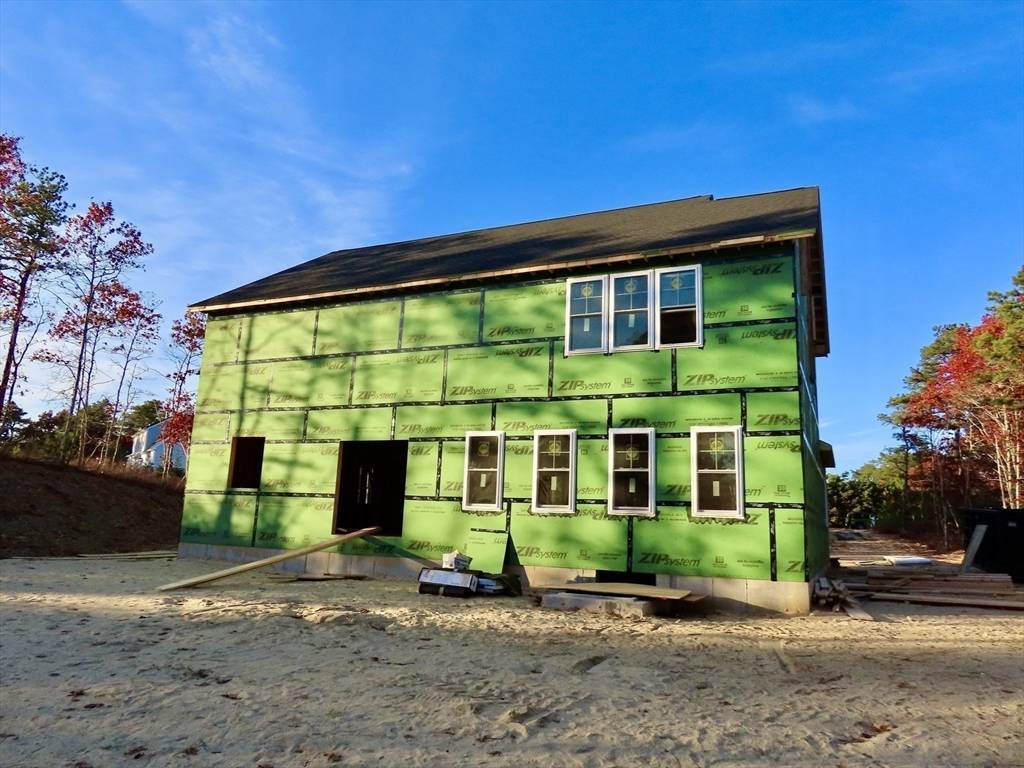 33 Seabiscuit Dr Plymouth, MA 02360