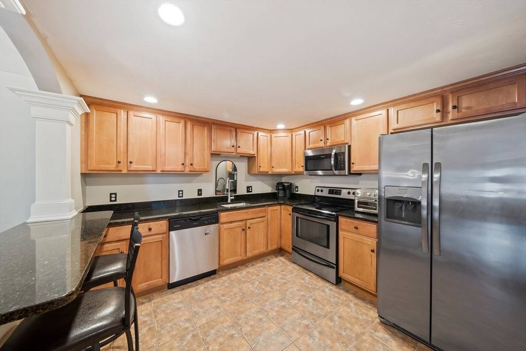 Abington, MA 02351,404 Tamarack Ln #404