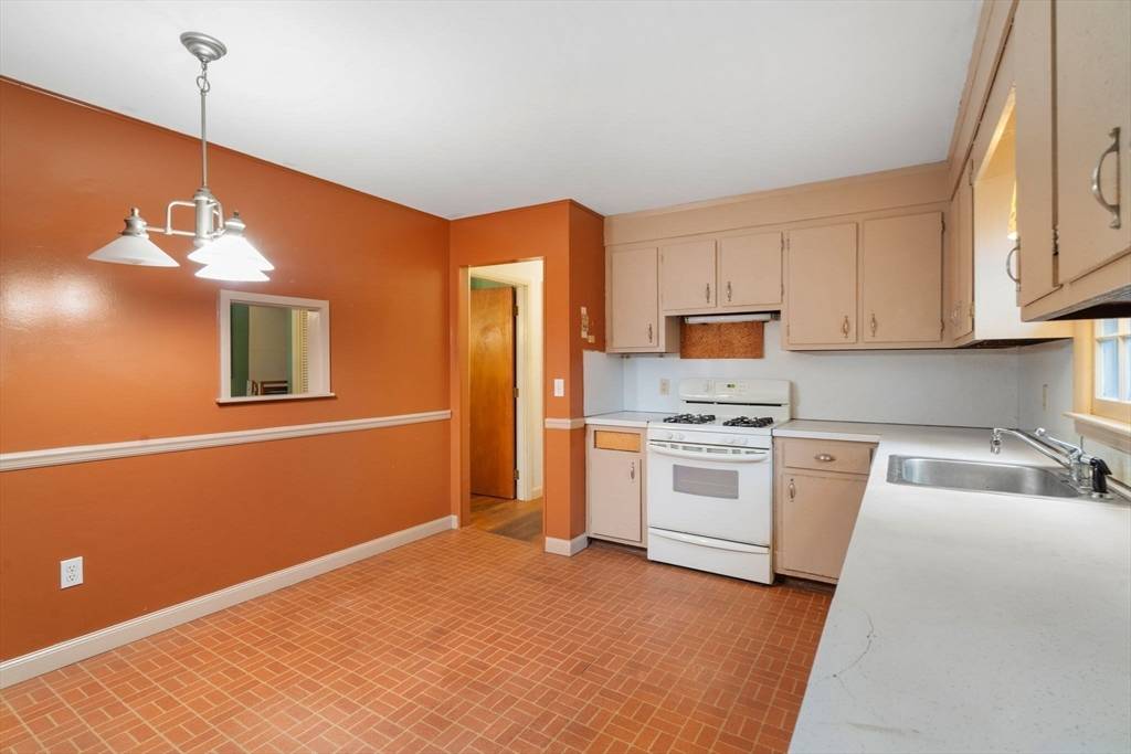 Hingham, MA 02043,14 Spring St