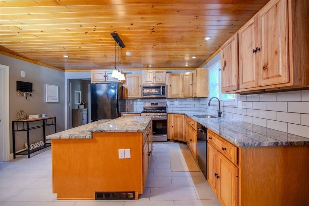 North Attleboro, MA 02760,28 Whiting St