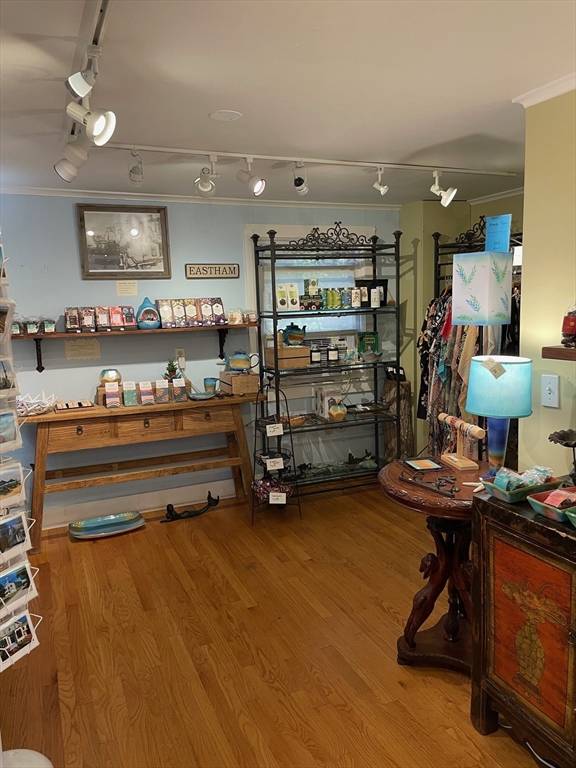 Wellfleet, MA 02667,275 Main St