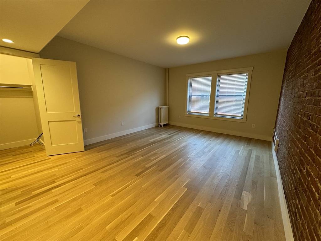 Brookline, MA 02446,9 Sewall #208