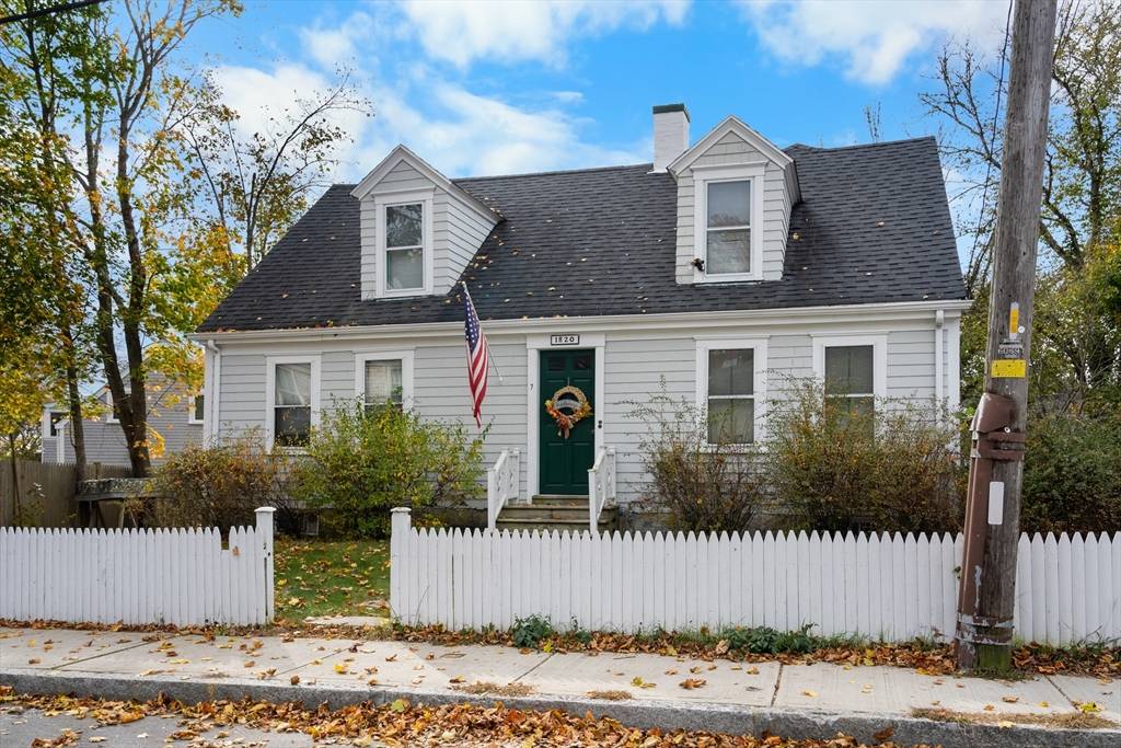 Mattapoisett, MA 02739,7 Pearl Street