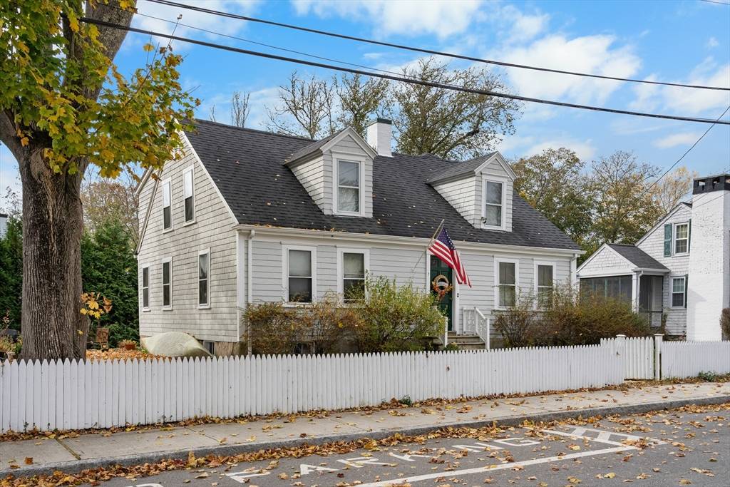 Mattapoisett, MA 02739,7 Pearl Street