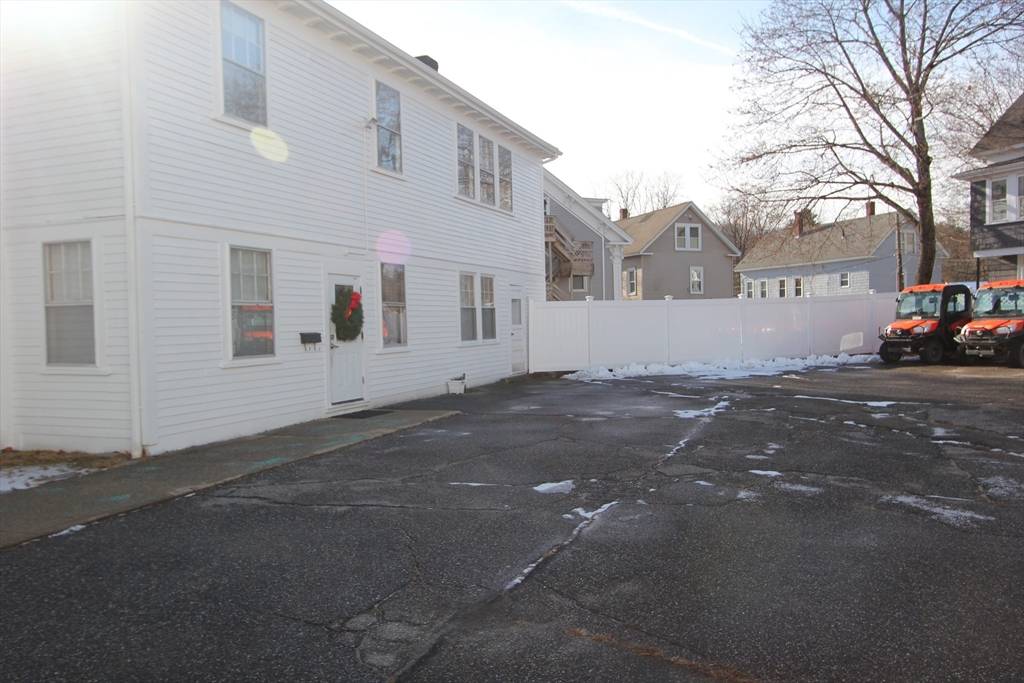 Uxbridge, MA 01569,8 Court St