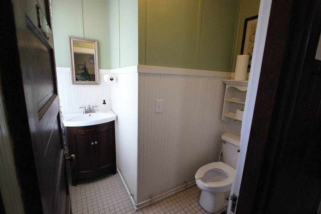 Uxbridge, MA 01569,8 Court St