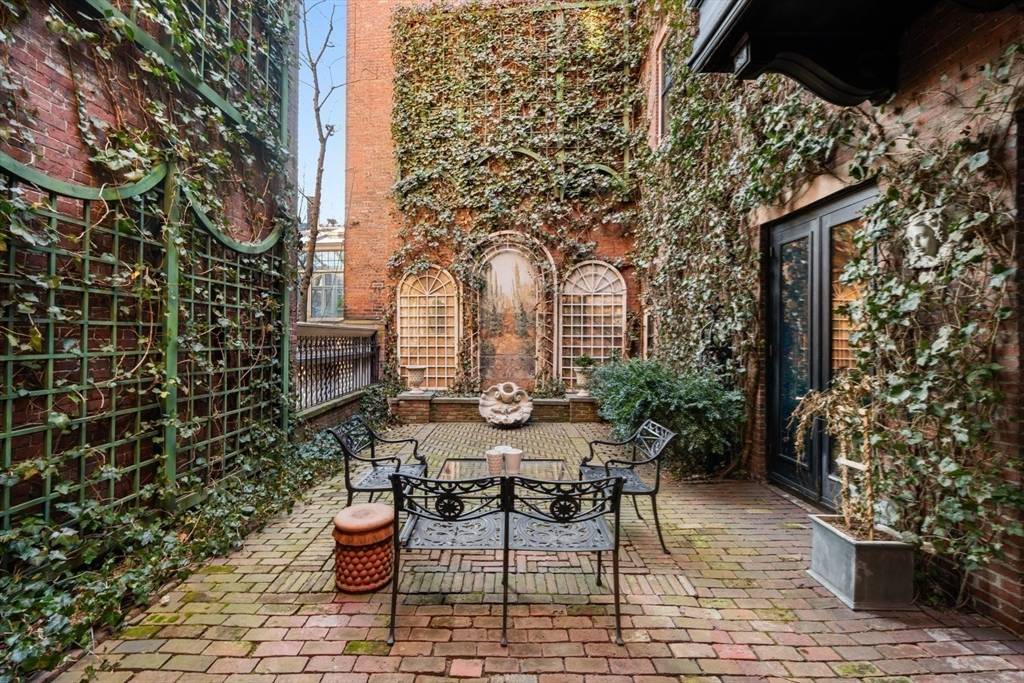 22 Louisburg Square Boston, MA 02108
