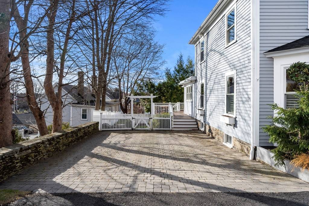 Marblehead, MA 01945,5 Elm Place