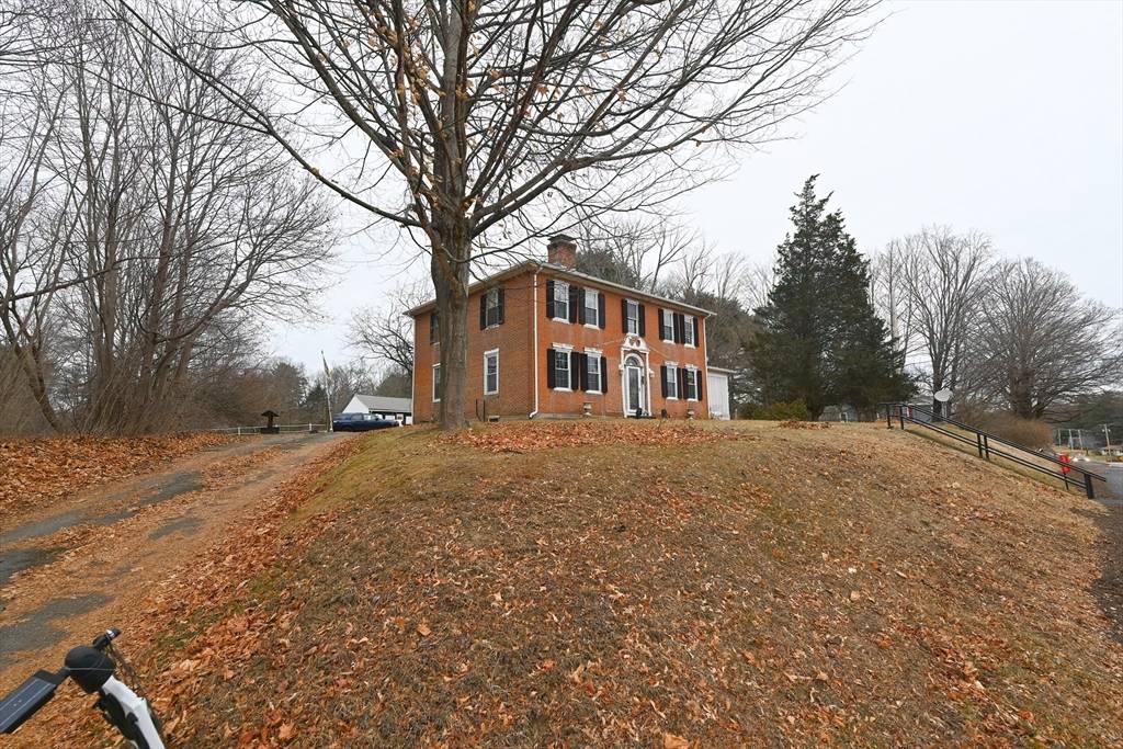East Brookfield, MA 01515,386 E Main St