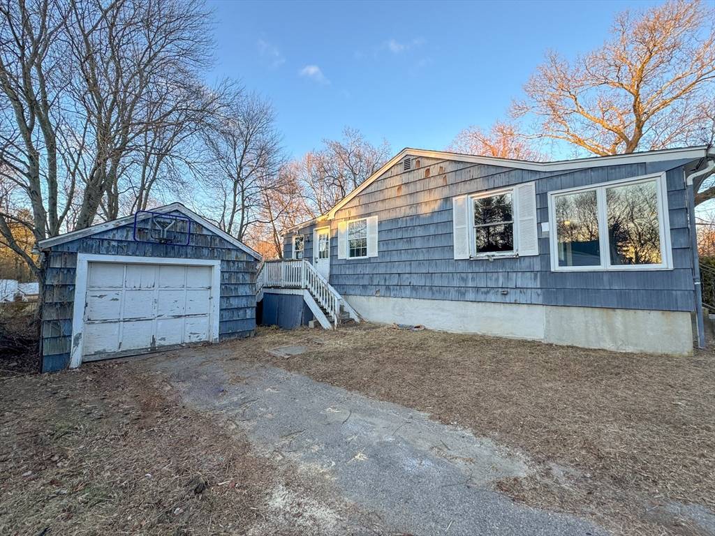 Seekonk, MA 02771,12 Arthur St