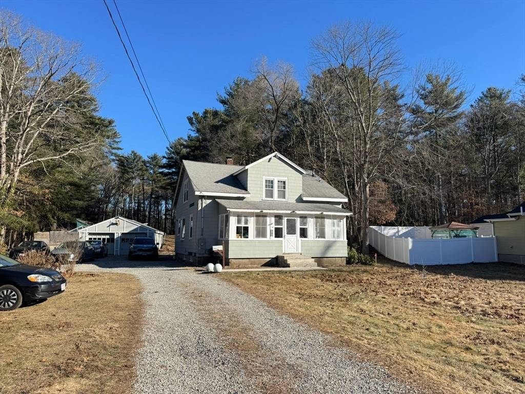 Walpole, MA 02081,586 Common St