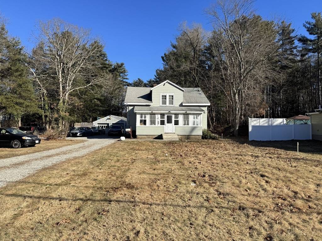 Walpole, MA 02081,586 Common St