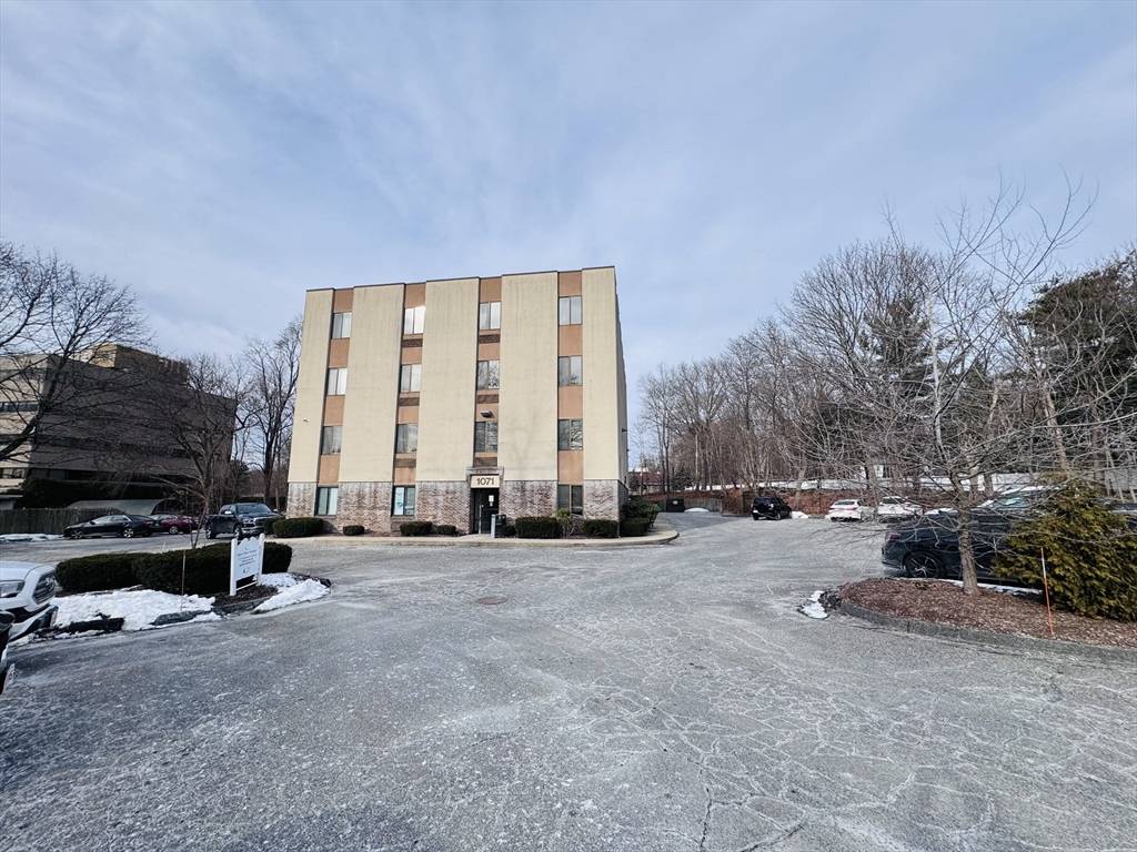 Framingham, MA 01701,1071 Worcester Rd #4