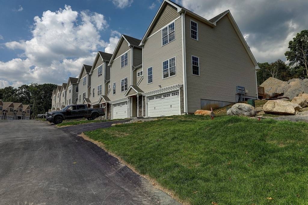 Cumberland, RI 02864,1402 Hunting Hill Dr #1402