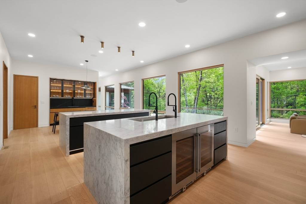 12 Robin Rd Weston, MA 02493
