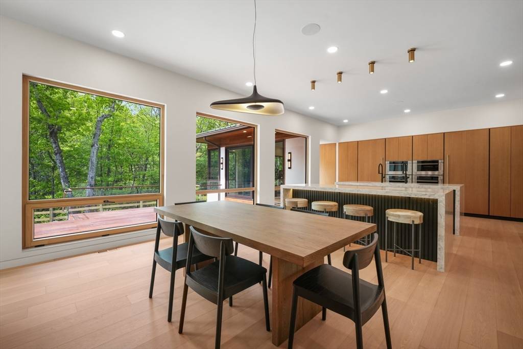 12 Robin Rd Weston, MA 02493