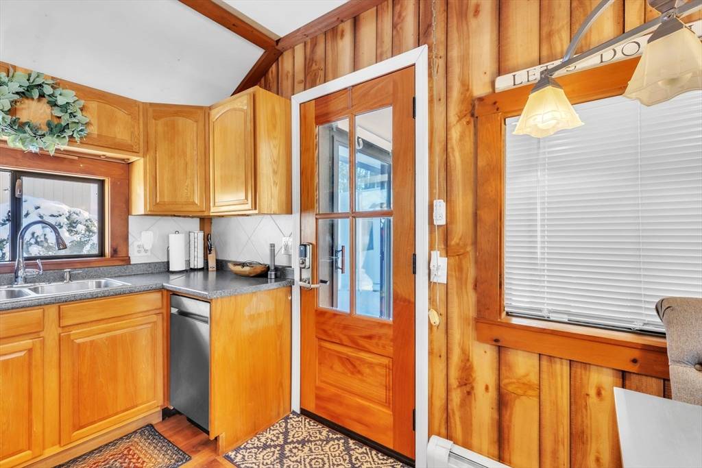 Douglas, MA 01516,5 Laurel Glades