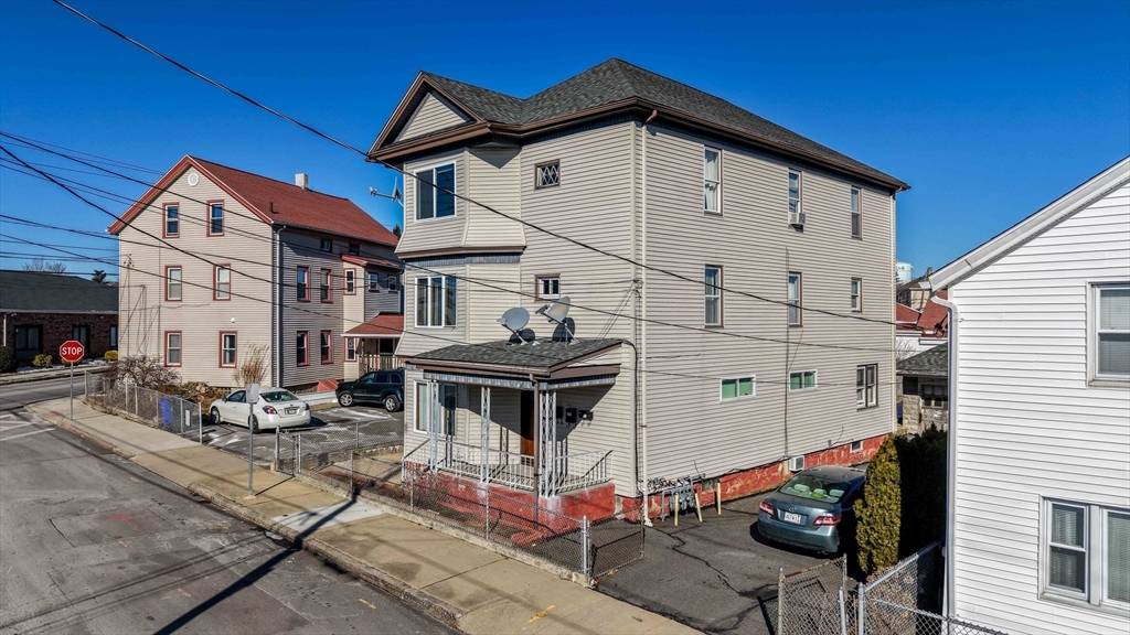 Fall River, MA 02721,464 Lawton