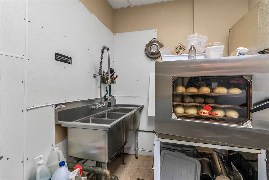 34 Brookfield St Lawrence, MA 01843