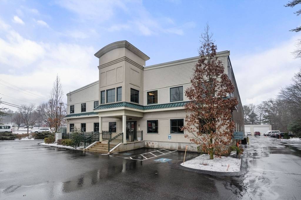 Dartmouth, MA 02747,365 Faunce Corner
