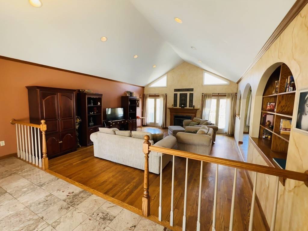 8 Alexander Dr Agawam, MA 01001
