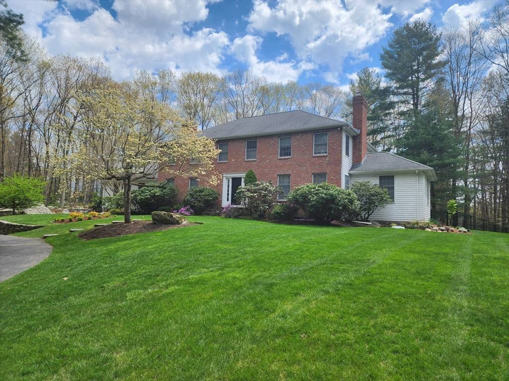 Weston, MA 02493,200 Hickory Rd