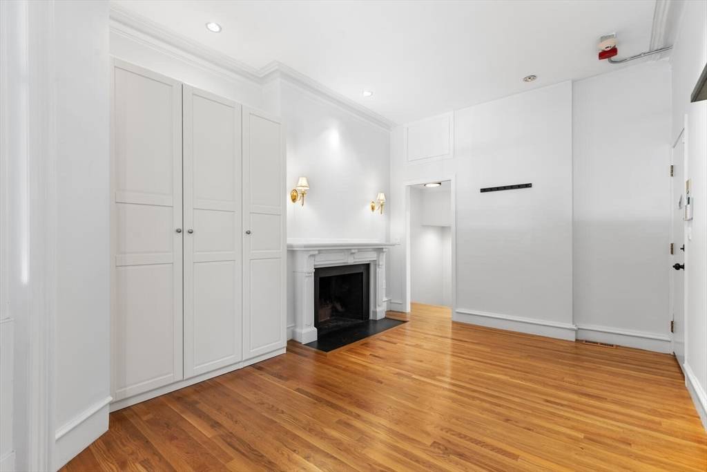 Boston, MA 02116,241 Beacon Street #1