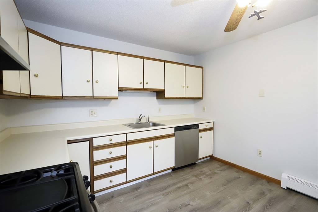 New Bedford, MA 02745,3299 Acushnet Ave #23