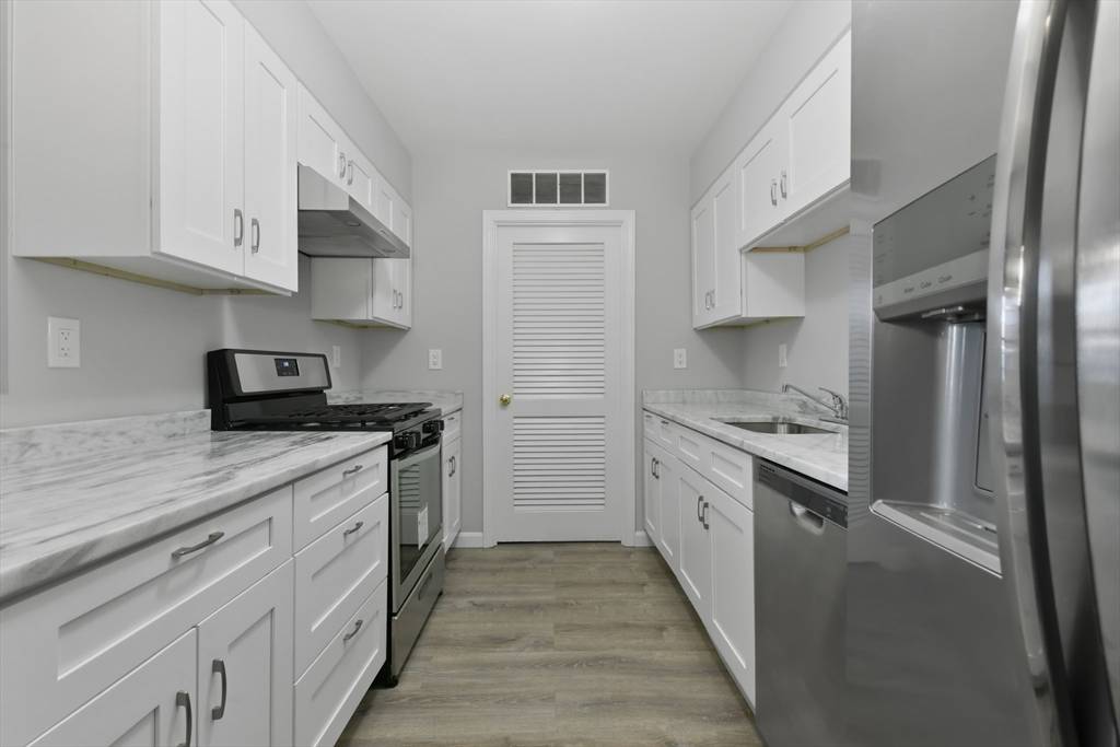 Dedham, MA 02026,7 S Stone Mill Dr #412