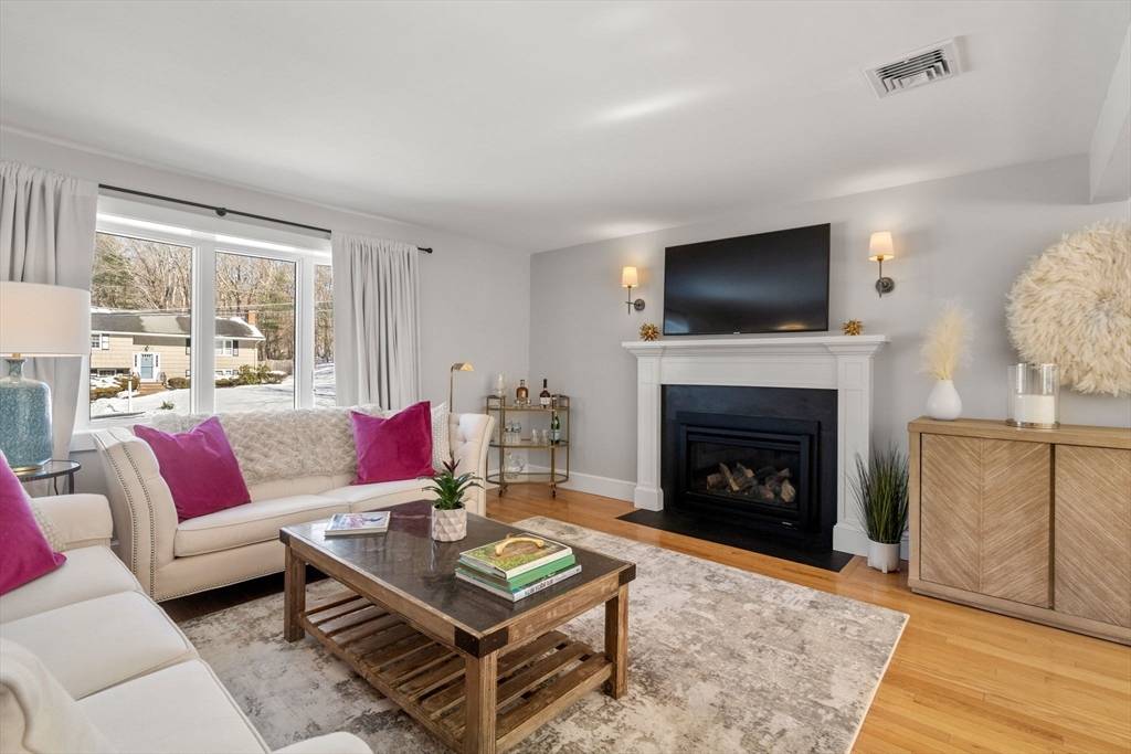 Westwood, MA 02090,215 Briar Lane