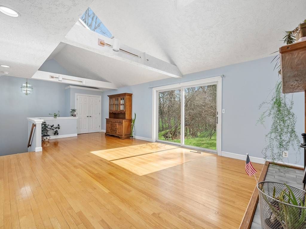 Holliston, MA 01746,655 Central St