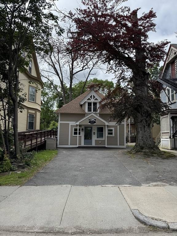 Worcester, MA 01609,51-A Cedar St