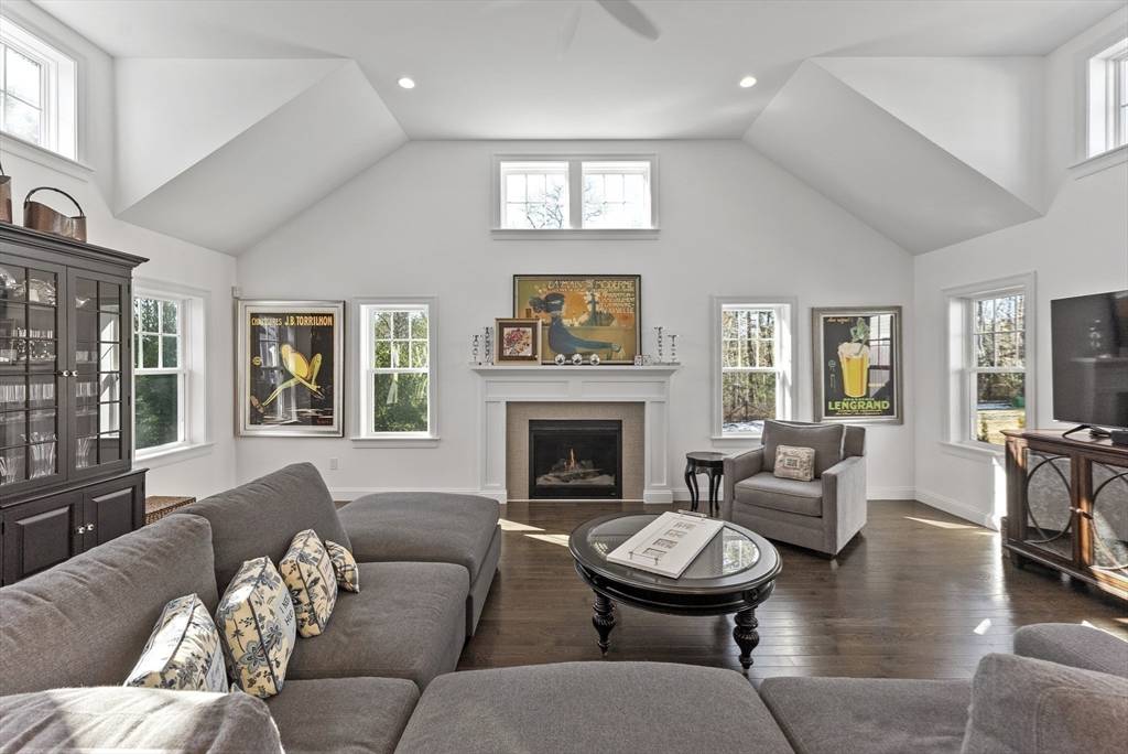 23 Rosewood Cir Mashpee, MA 02649