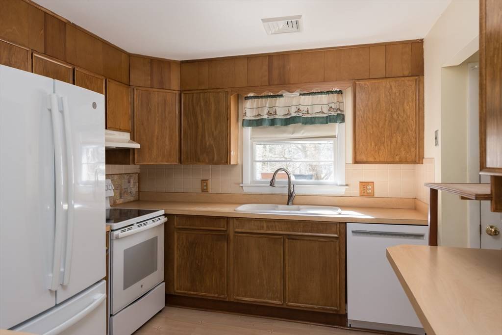 76 Sippewissett Rd Falmouth, MA 02540