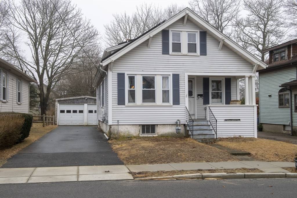 Fairhaven, MA 02719,31 Hedge St