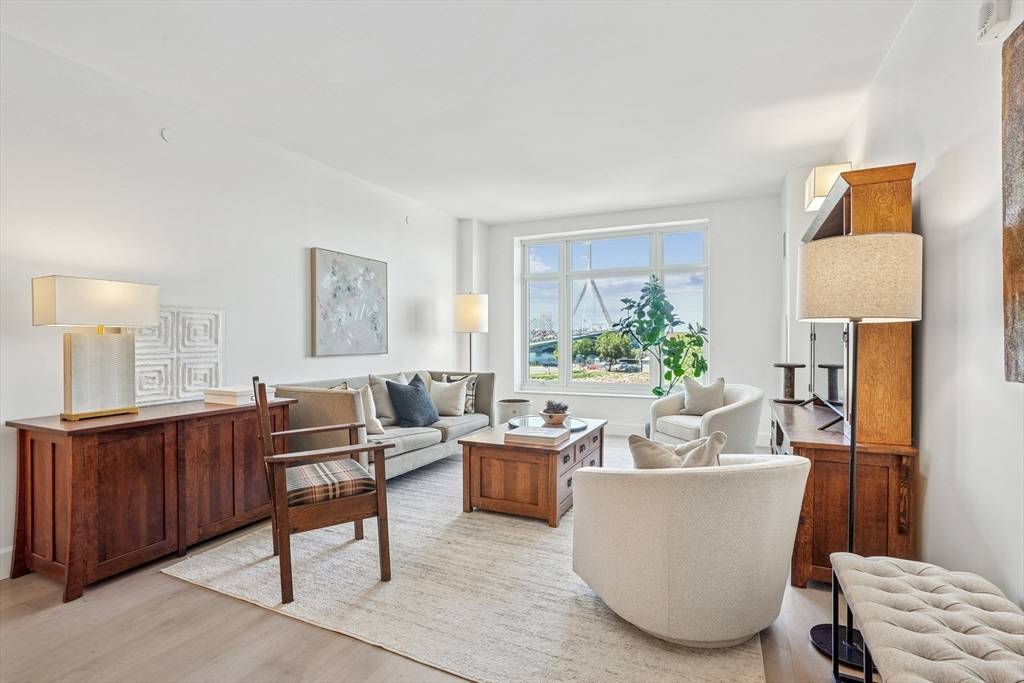 Boston, MA 02114,100 Lovejoy Wharf #4J
