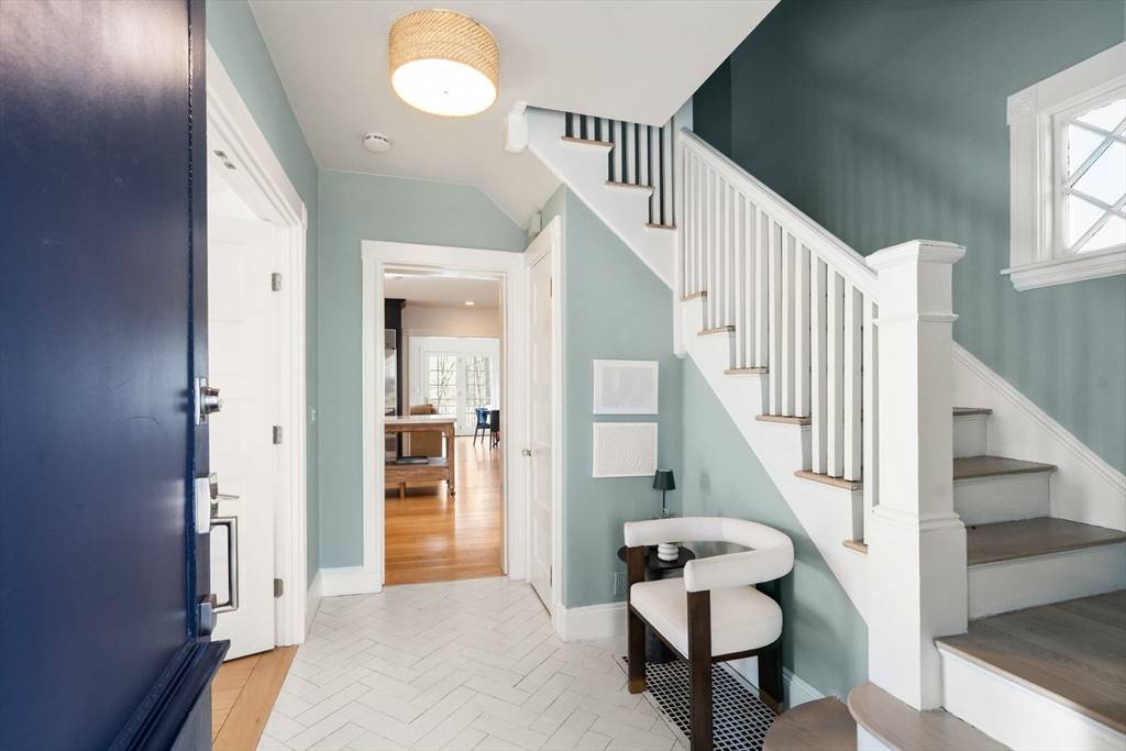 Wellesley, MA 02482,23 Howe St