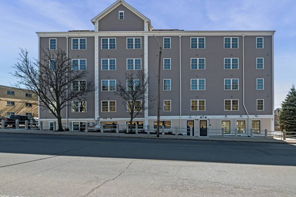 Lynn, MA 01902,472 Essex Street #206