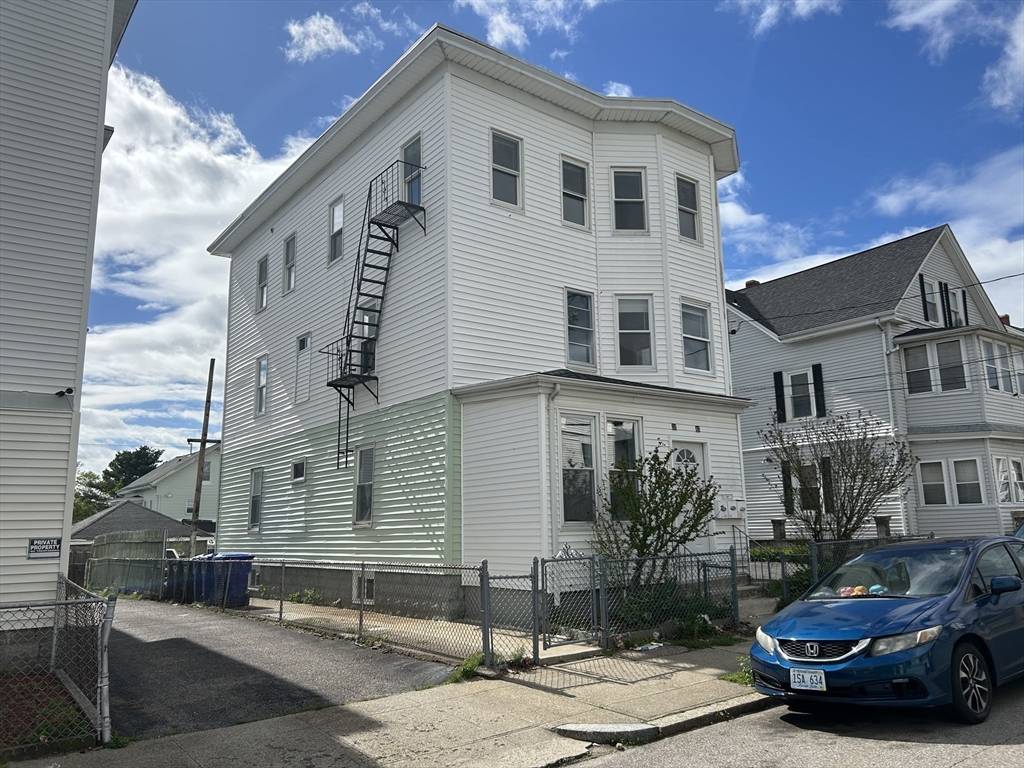 Pawtucket, RI 02860,38 Larch St #2