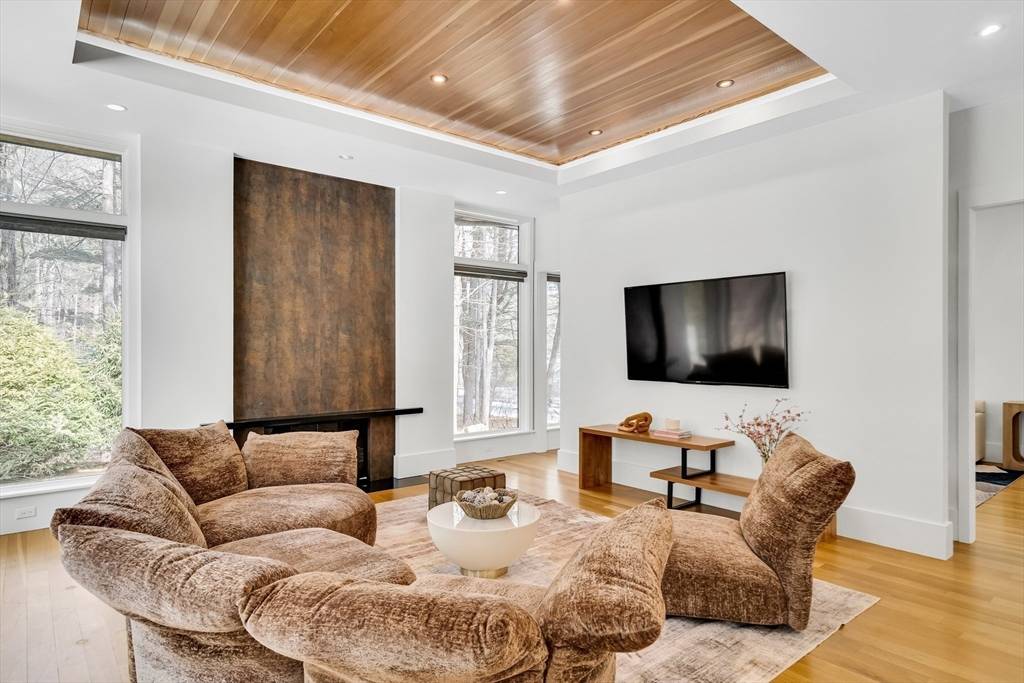 11 Winthrop Cir Weston, MA 02493