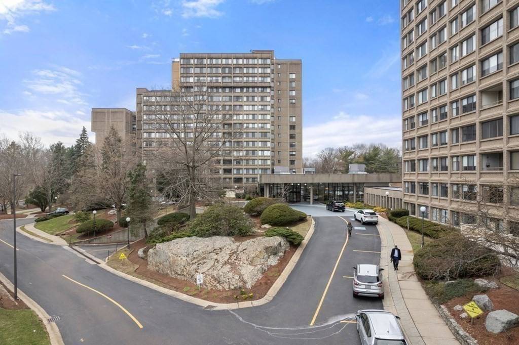 Newton, MA 02467,250 Hammond Pond Pkwy #707S