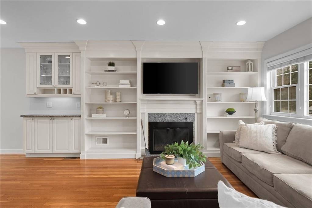 Medfield, MA 02052,318 South St