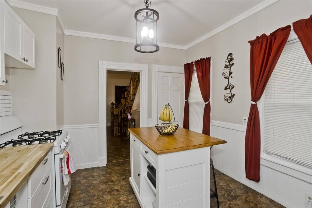 37 Phoenix St Springfield, MA 01104