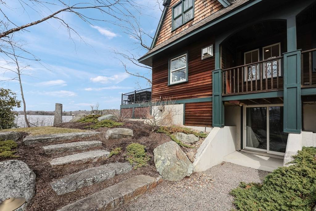 Holliston, MA 01746,1 Norfolk Lane